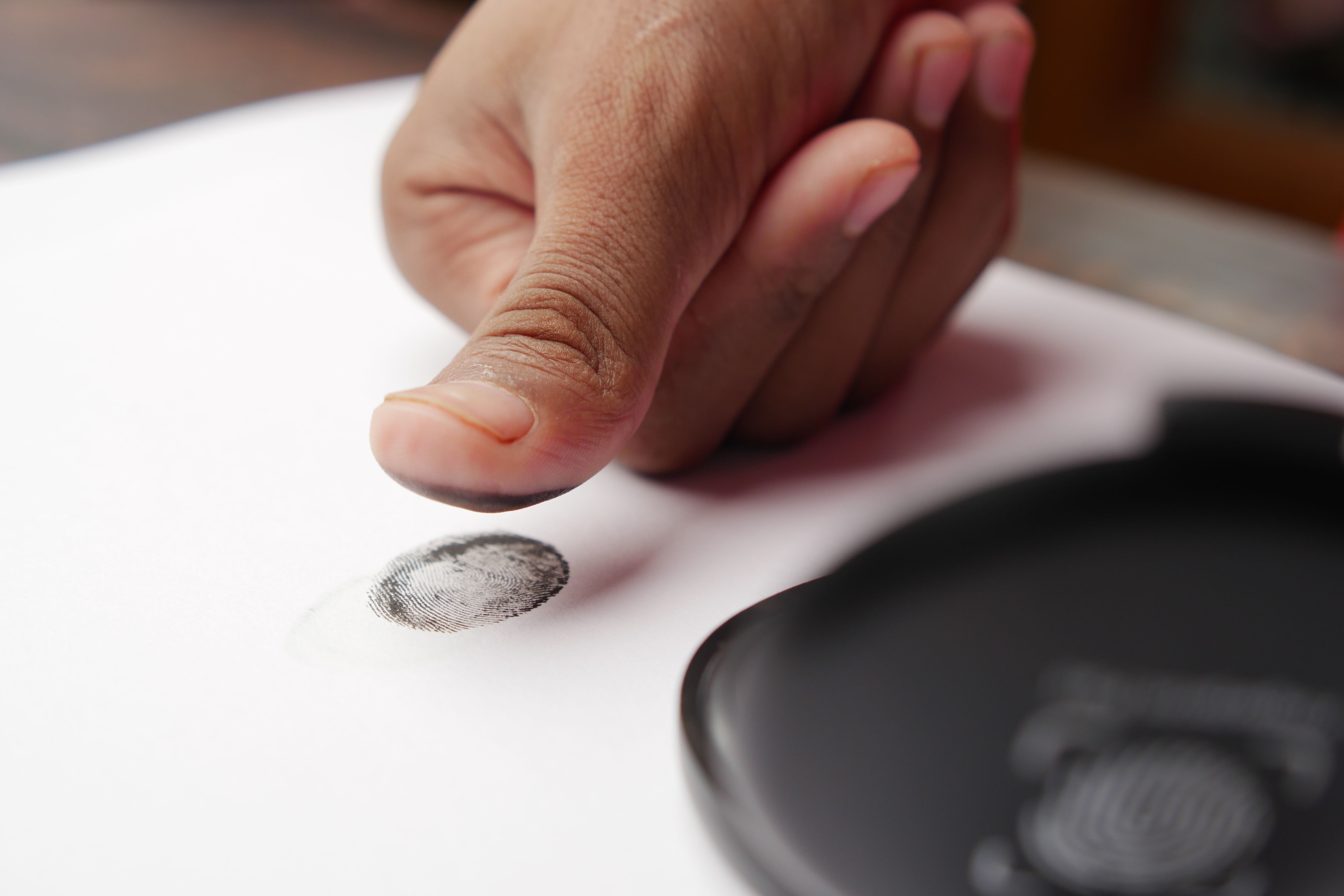 Imagem abstrata em tons de cinza usada como apoio visual para verificação de documentos